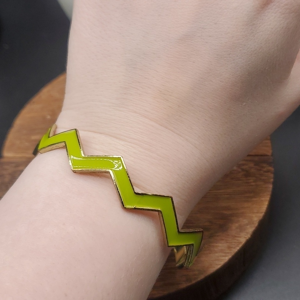 Neon green zig zag wavy bracelet B2739